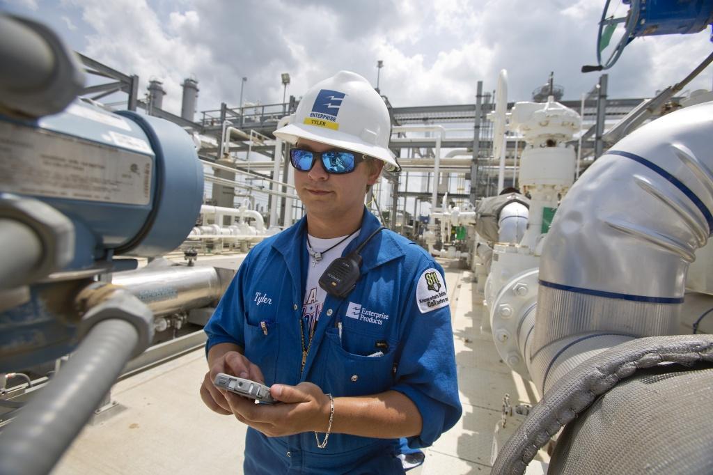 Enterprise Products Partners L.P. (NYSE:EPD) Analyst Estimates And Rating